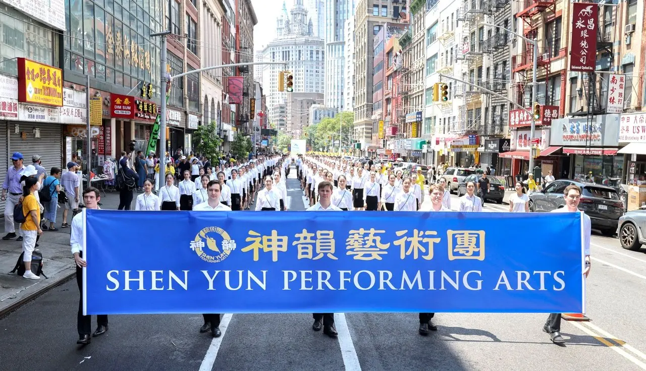 Shen Yun Artists Join Falun Gong Parade, Calling for End of CCP's Persecution