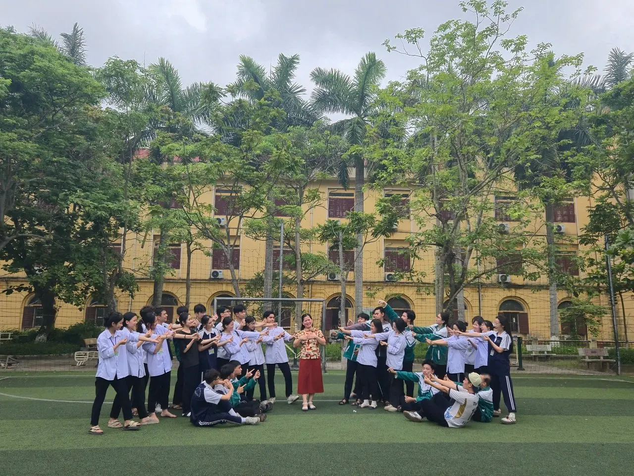 Viết đoạn văn nghị luận về bài thơ " Đi tìm người thương"