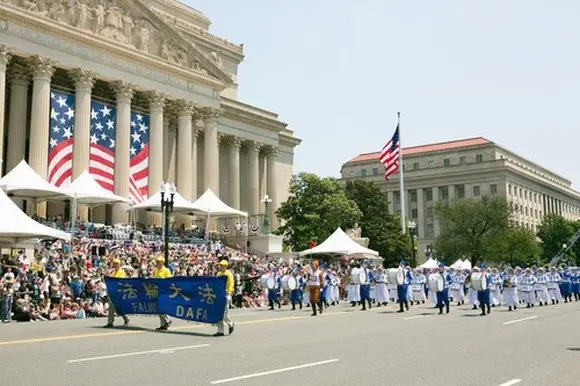Tian Guo Marching Band Berpartisipasi dalam Parade Hari Kemerdekaan di Washington D.C