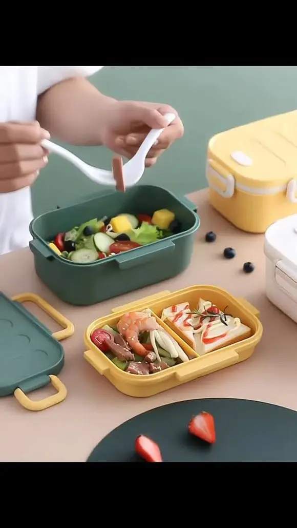 Giữa những ngày bận rộn, một chiếc hộp cơm xinh – gọn – an toàn, chính là lời nhắc dịu dàng: dù deadline nhiều đến đâu, vẫn đừng quên chăm sóc bản thân 🤍 #hopcom #hopdungcom #hopcomvanphong #lunchbox #bentobox  Củ Cà Rốt