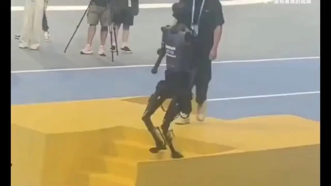 2026年央視春晚，四家機器人公司高調亮相，被網友調侃成「大型招商會」。然而，光鮮背後疑雲密布——遙控操控質疑、假唱爭議接連曝出；中國機器人公司砸重金上春晚，業內直言不過是「花資本的錢變成第一，再融新資本的錢」的生存遊戲。 ｜#中國新聞 新唐人大紀元