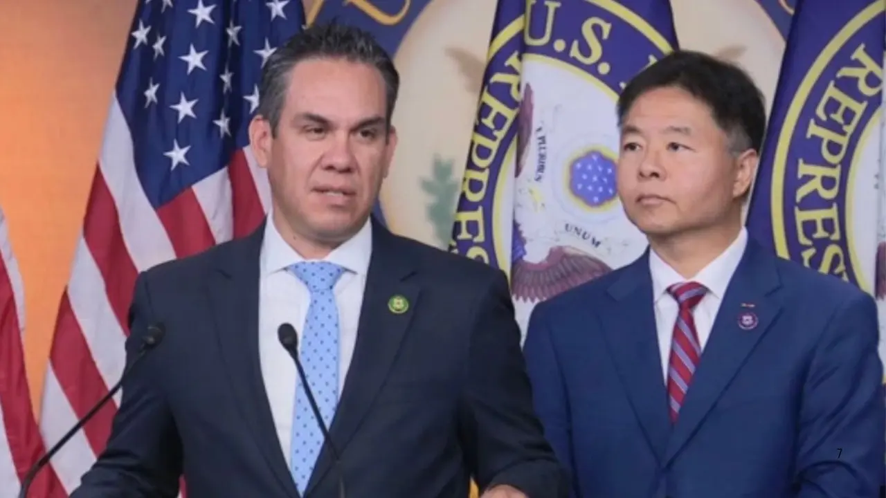 眾議院民主黨領袖舉行周新聞發布會