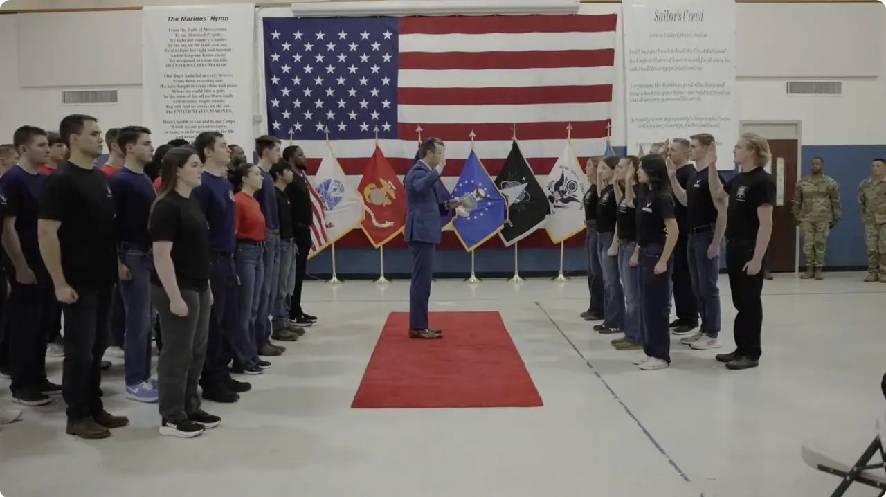 赫格塞斯在密州為新兵主持入伍宣誓儀式
