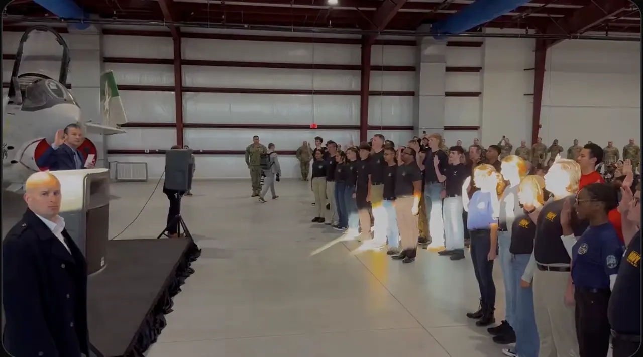 赫格塞斯在佛州為新兵主持入伍宣誓儀式