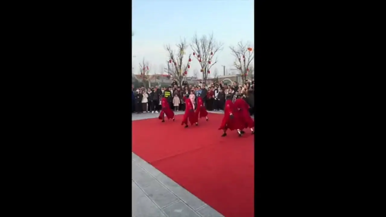 網友拍攝機器人跳舞，突然一個把另一個絆倒；然後其他機器人像多米諾骨牌一樣倒下……  ｜#中國新聞 新唐人大紀元聯合頻道