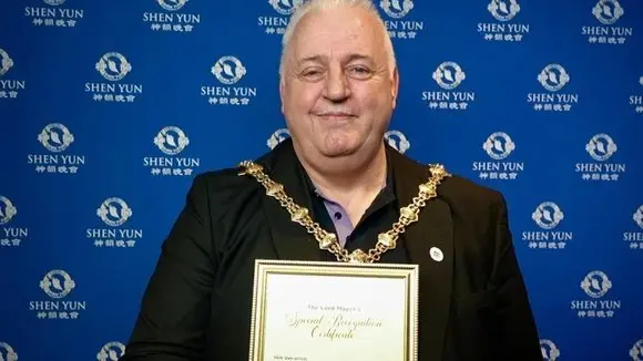 Мэр Сток-он-Трента вручил Shen Yun специальный сертификат, назвав представление «самым потрясающим»